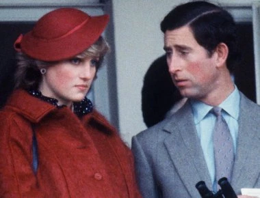 Ο Κάρολος ήθελε την Νταϊάνα στη σκιά του και εξοργιζόταν που ο κόσμος τη λάτρευε (βίντεο)